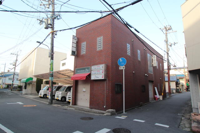 ⾼槻駅徒歩4分　駅近角地で視認性良好◎バー居抜き物件